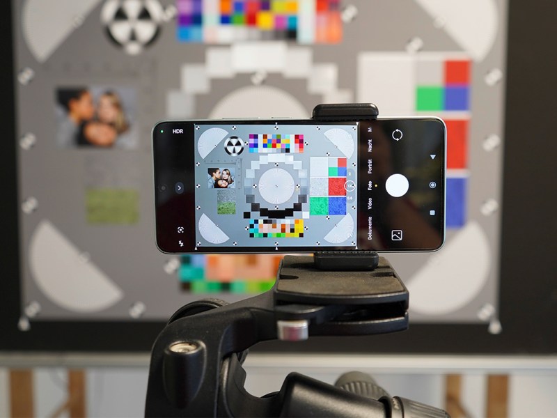Ein Smartphone macht mit der Kamera-App ein Bild von einem Test-Chart.