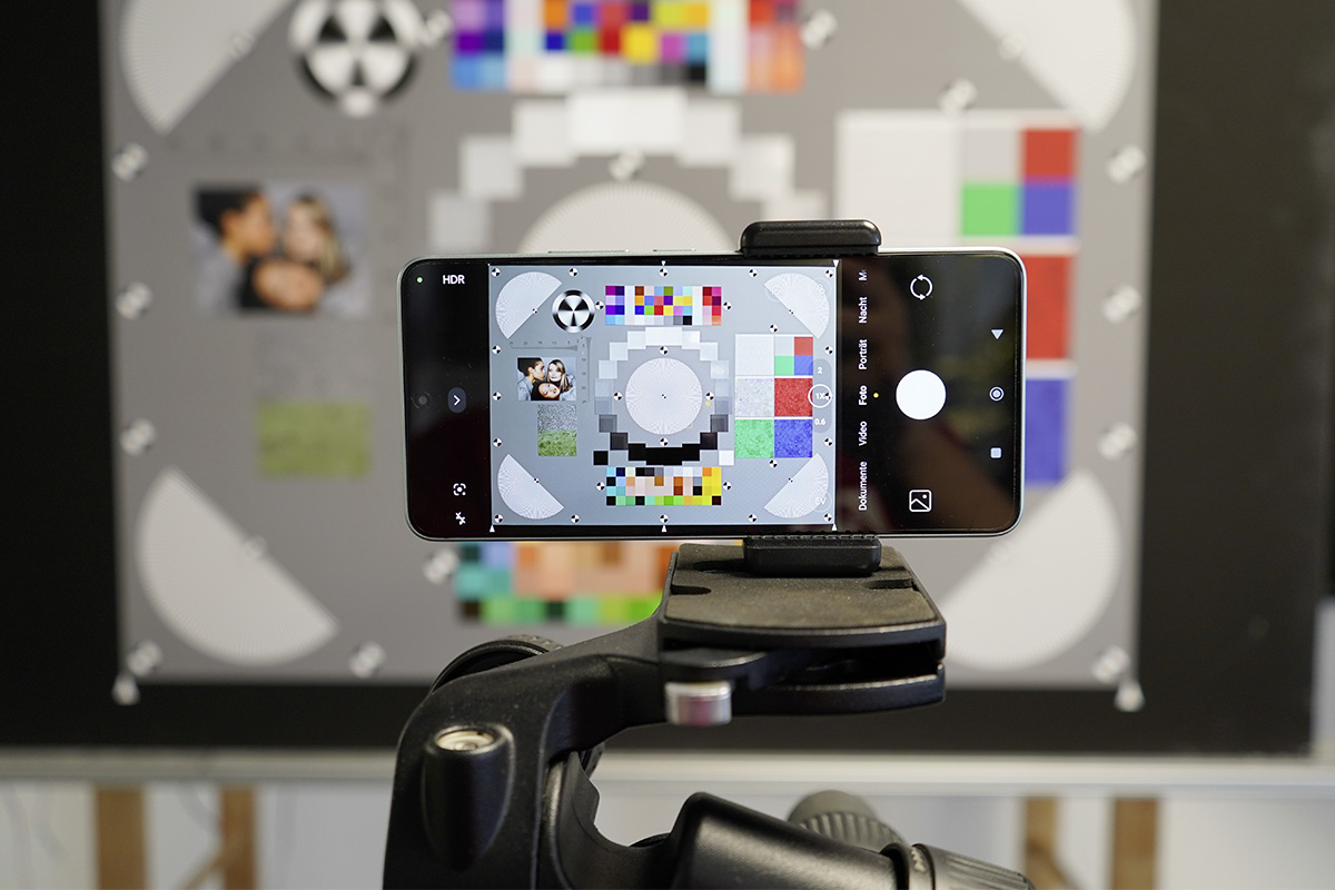 Ein Smartphone macht mit der Kamera-App ein Bild von einem Test-Chart.