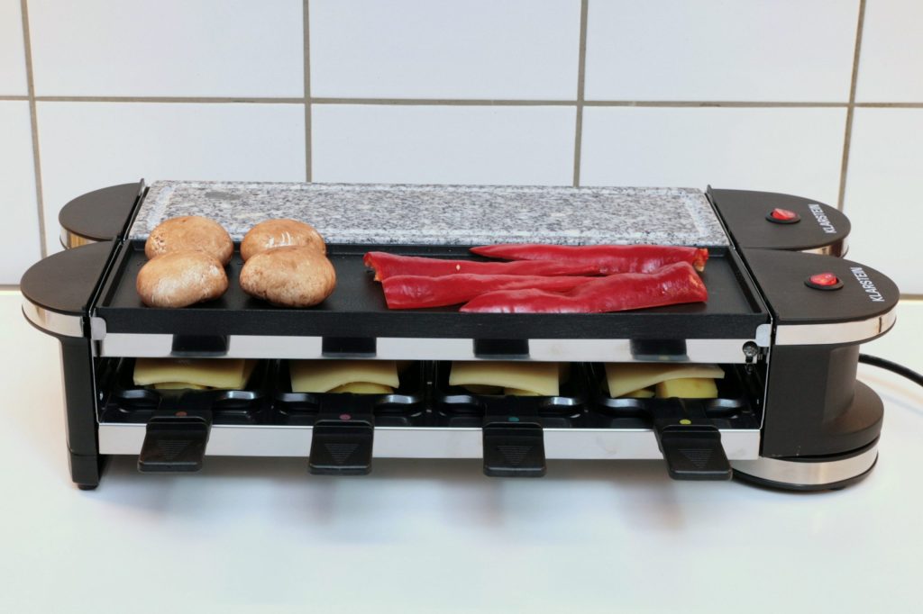 Befüllter Raclette Grill von vorne