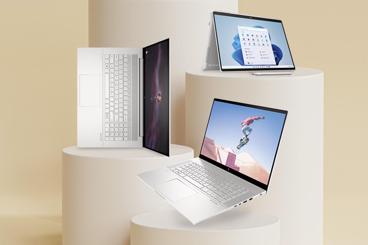 Drei der neuen HP Notebooks auf Podesten