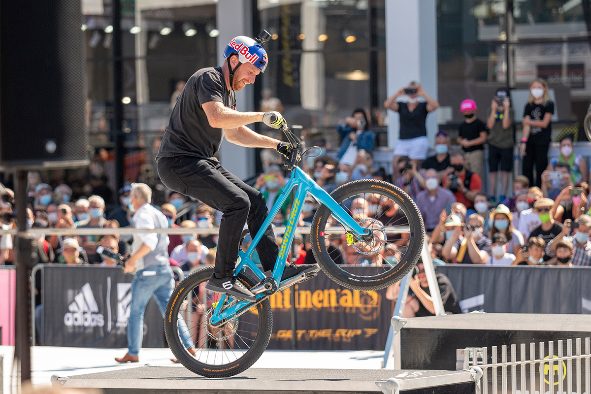 Danny MacAskill auf BMX Rad