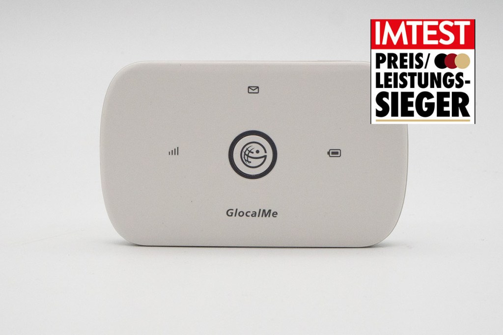 Mobiler WLAN-Router GlocalMe Neos vor weißem Hintergrund mit Preis-Leistungssieger-Siegel von IMTEST.