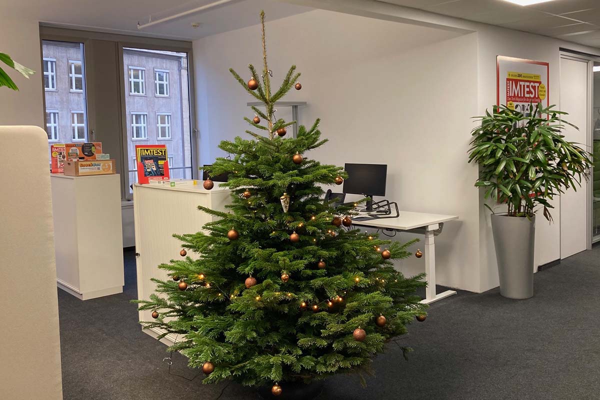 Geschmückter Weihnachtsbaum in einem Büro stehend