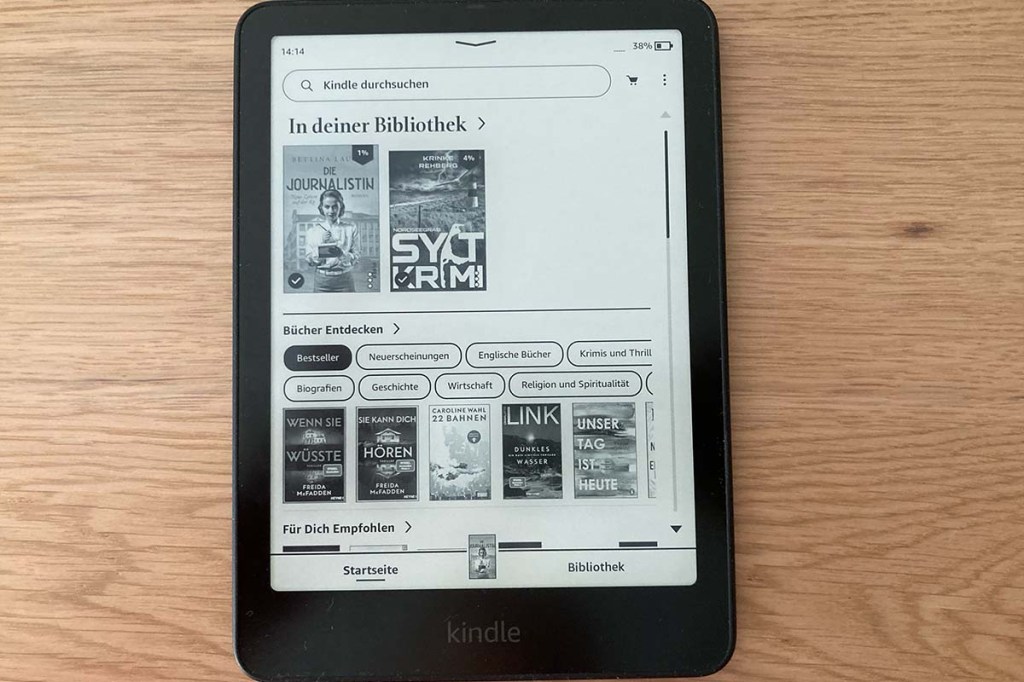 eBook-Reader auf einem Holztisch liegend