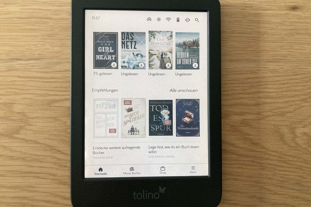 eBook-Reader mit Farbdisplay nah, auf einer Holzplatte liegend