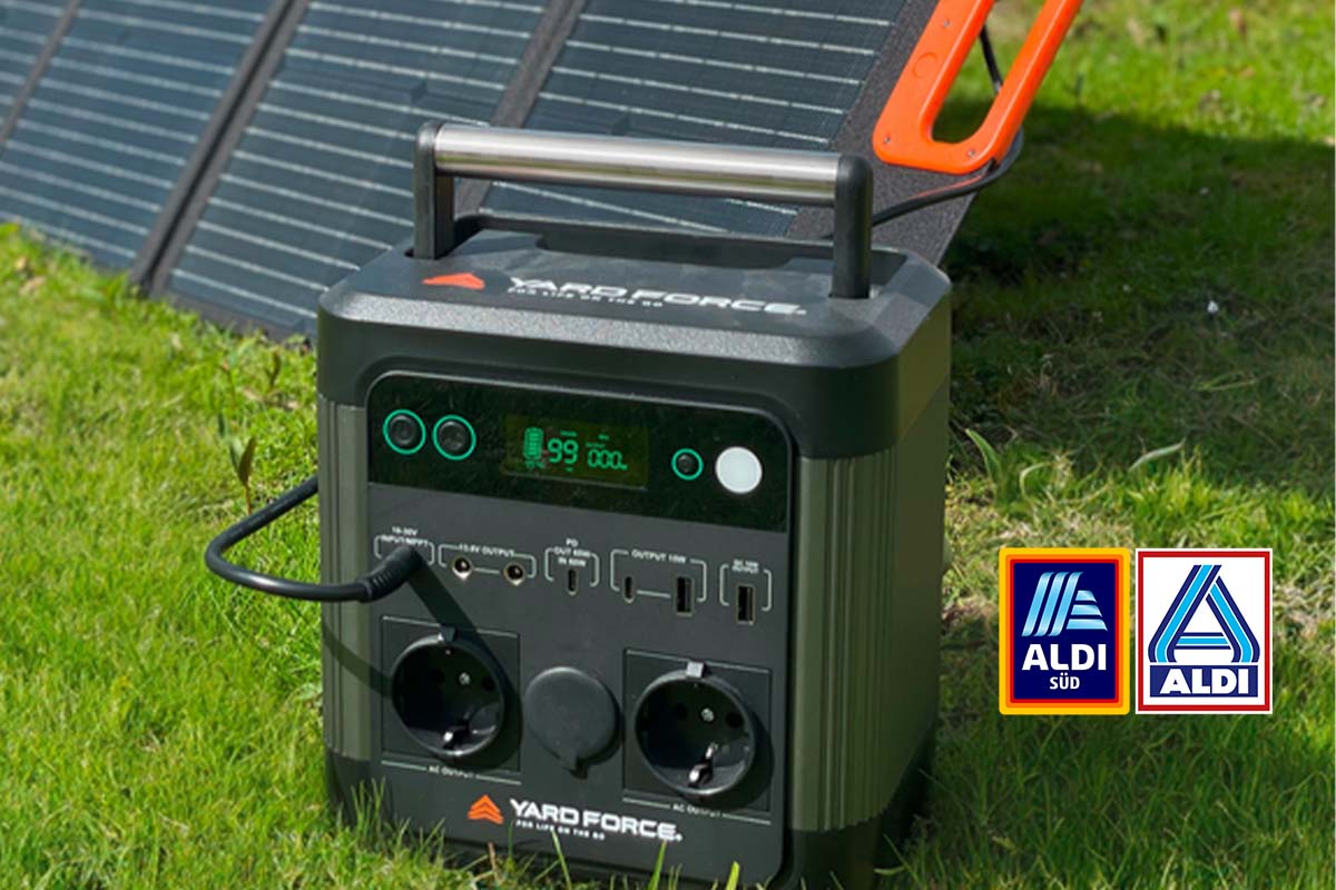 Powerstation auf einer Wiese stehend, dahinter ein Solarpanel, Aldi Logo mit im Bild