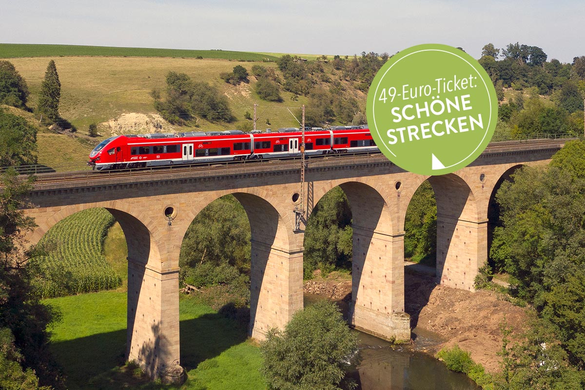 Ein Zug fÃ¤hrt Ã¼ber eine BrÃ¼cke.