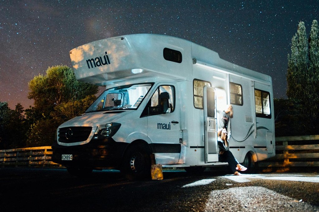 Ein Wohnmobil bei nacht auf einem Campingplatz