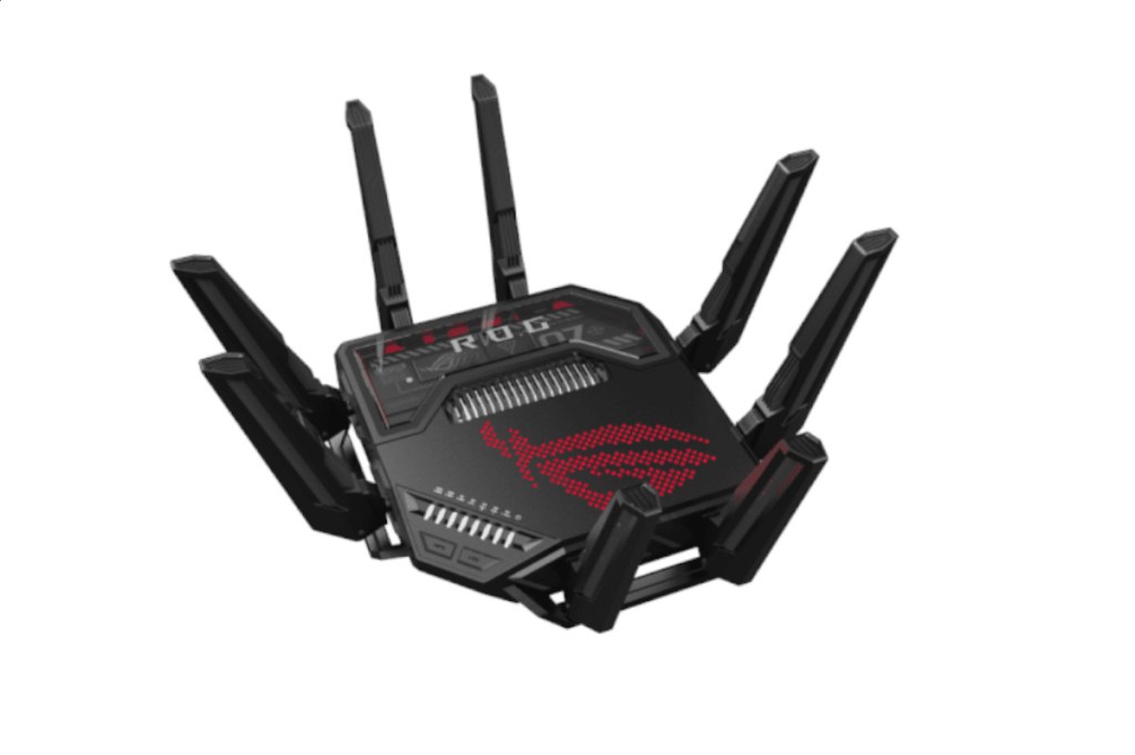 Schwarzer eckiger WiFi 7 Router mit acht abstehenden Antennen schräg von oben auf weißem Hintergrund