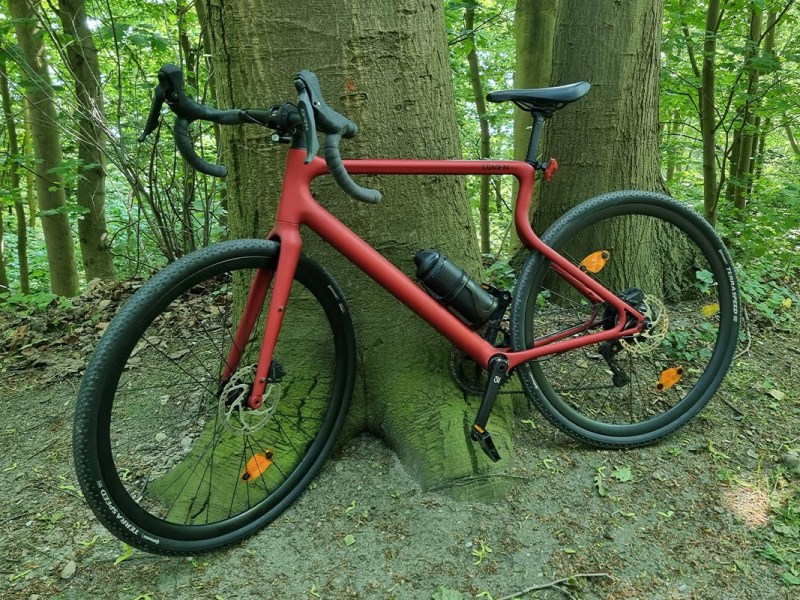 Wildwiesel E-Bike von Urwahl an einem Baum lehnend.