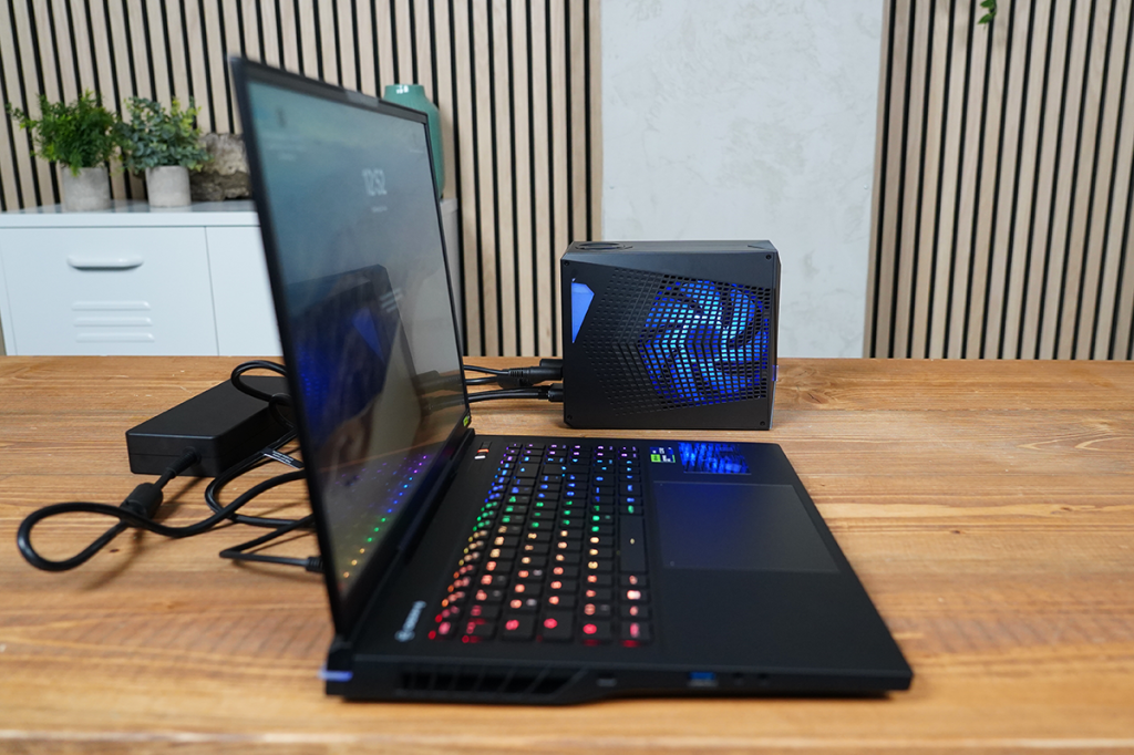 Gaming-Notebook Beast X40 von der Seite mit angeschlossener Wasserkühlung