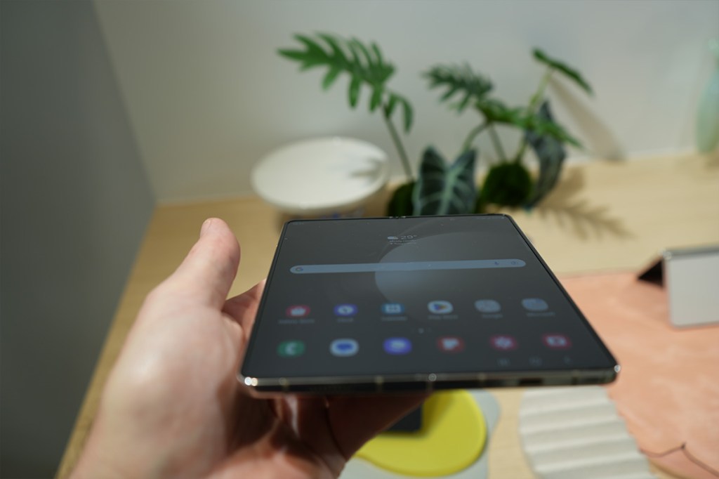 Das Samsung Galaxy Z Fold5 in den Händen gehalten.