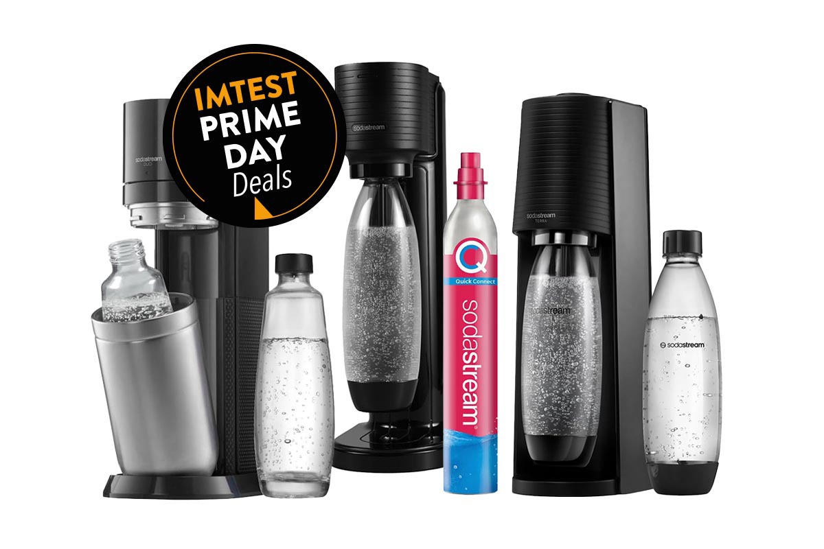 Drei Wassersprudler von SodaStream nebeneinander auf weißem Hintergrund, dabei der Amazon Prime Button