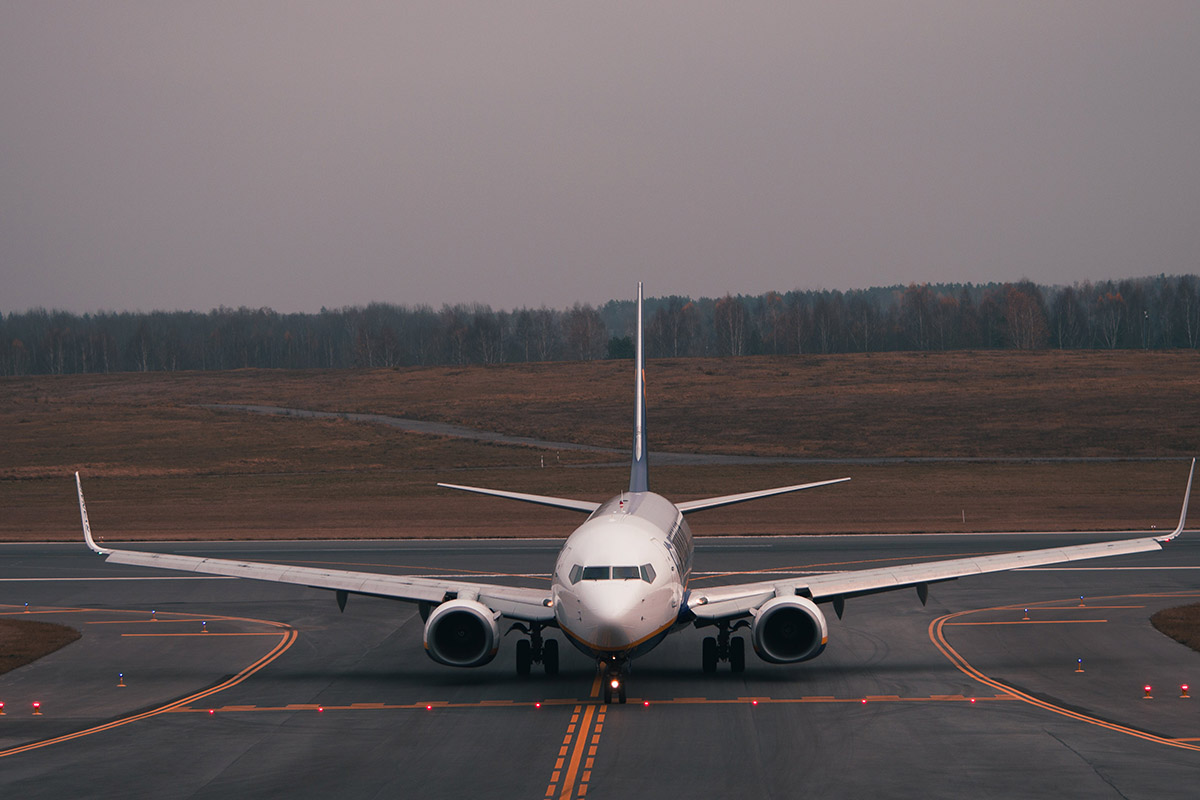 Eine Boeing auf einem Rollfeld.