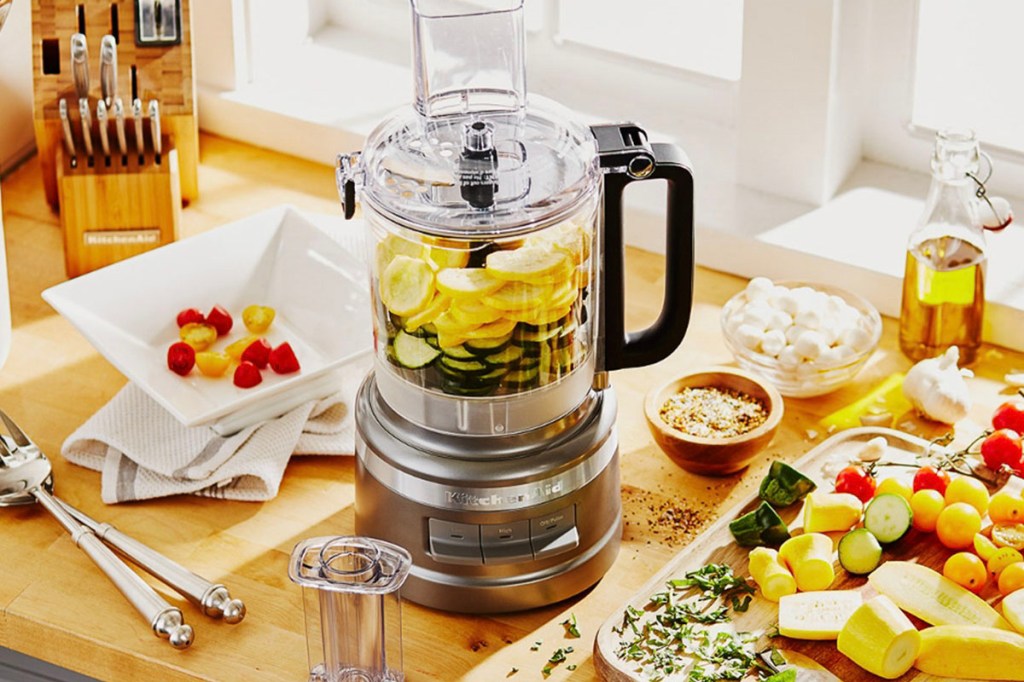 Food Prozessor von KitchenAid mit Gemüse