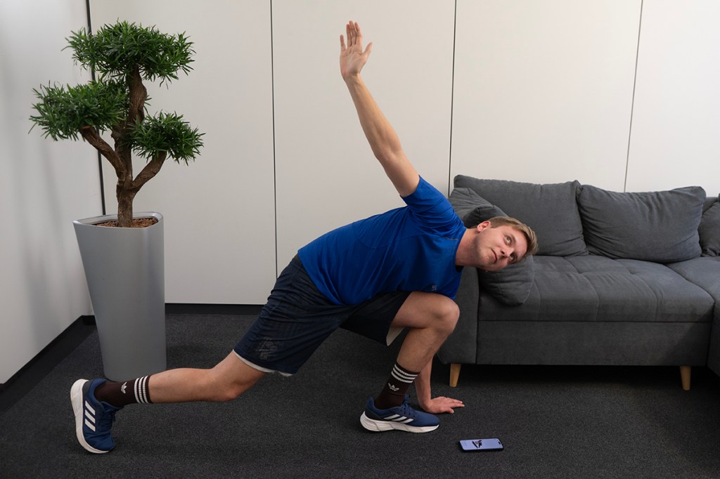 Ein Mann macht Yoga-Dehnungen