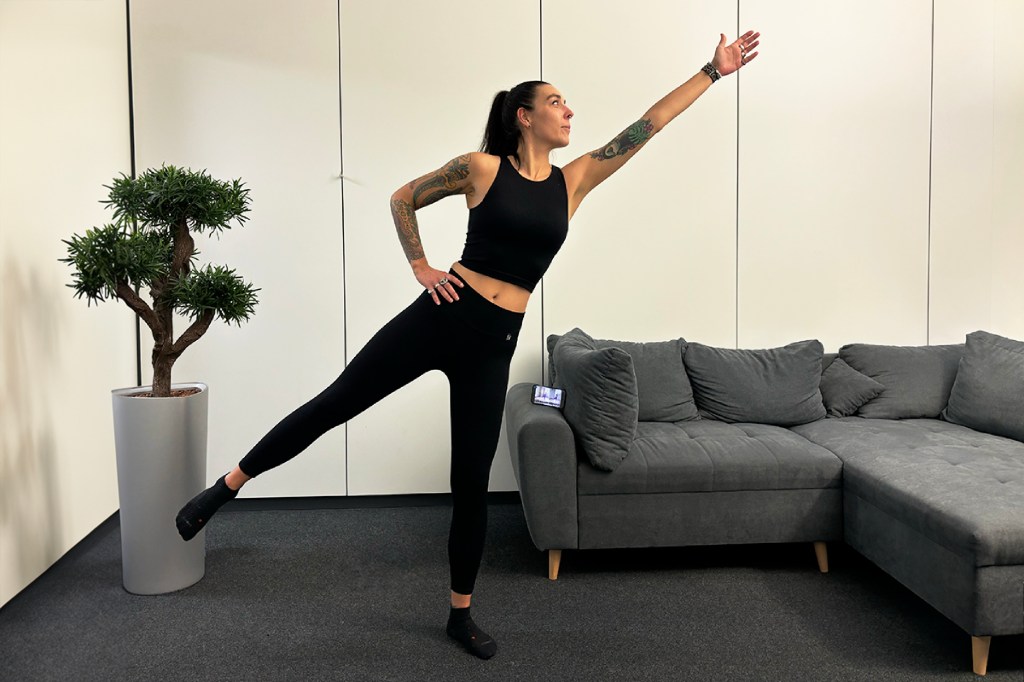 Eine Frau macht ein dynamisches Workout