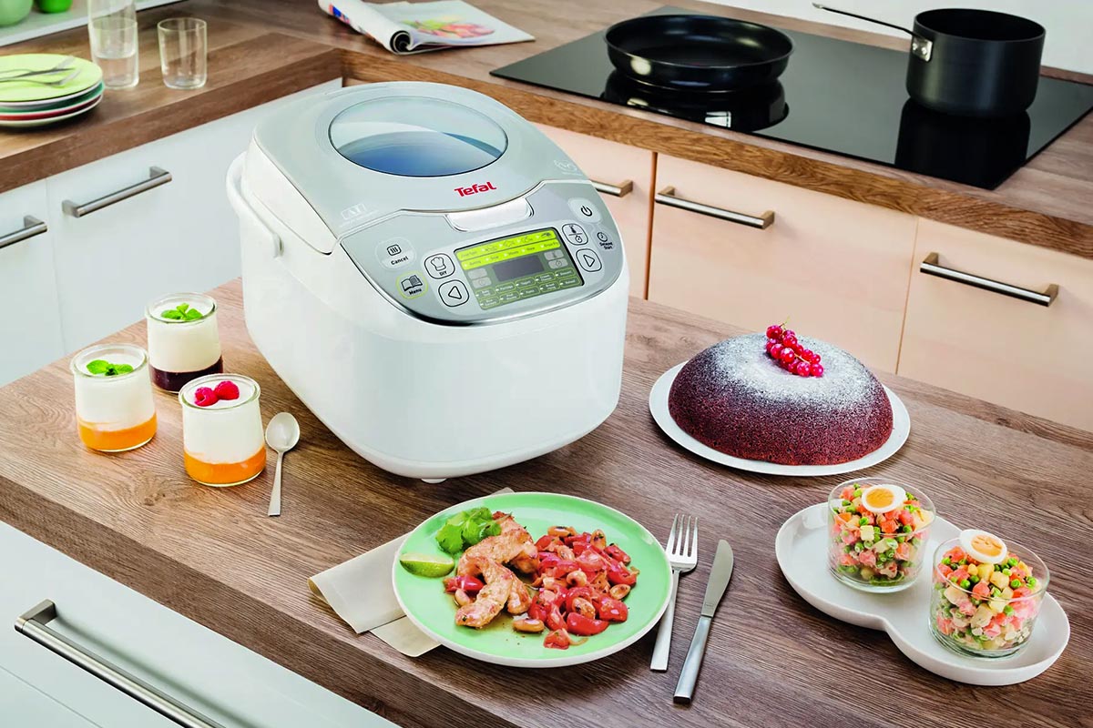 Slow Cooker von Tefal auf einem Holztisch.