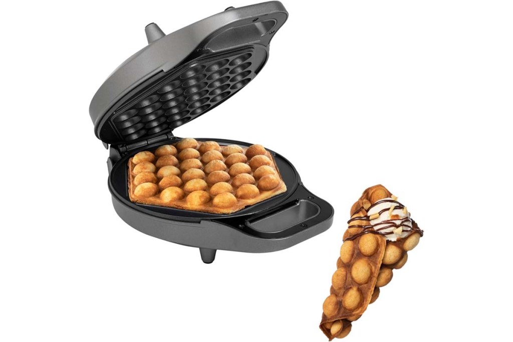 Waffeleisen mit Bubble-Waffel auf Kontaktfläche sowie daneben