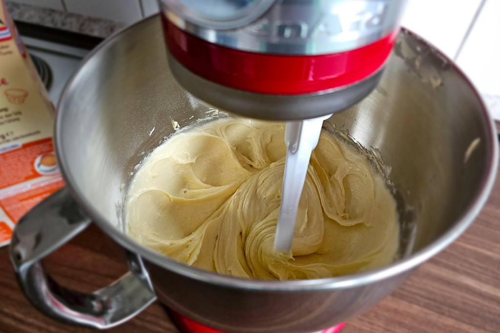 Maschine von KitchenAid knetet Kuchenteig