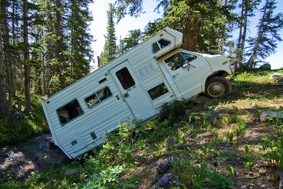 Ein Wohnmobil, das in einen Graben gefahren ist.