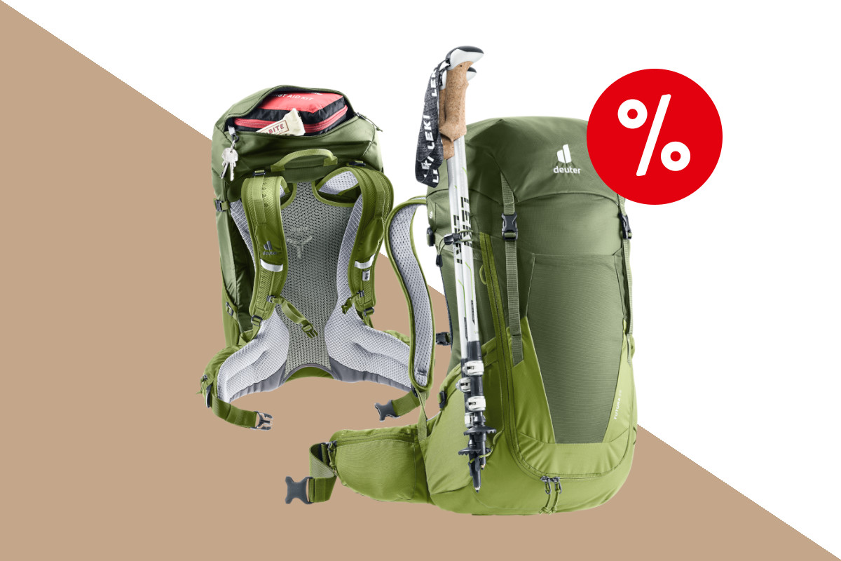 Grüner Wanderrucksack von Deuter von vorne und hinten mit silbernen Wanderstöcken an der Seite und rotem Prozentbutton oben rechts, auf beige weißem Hintergrund