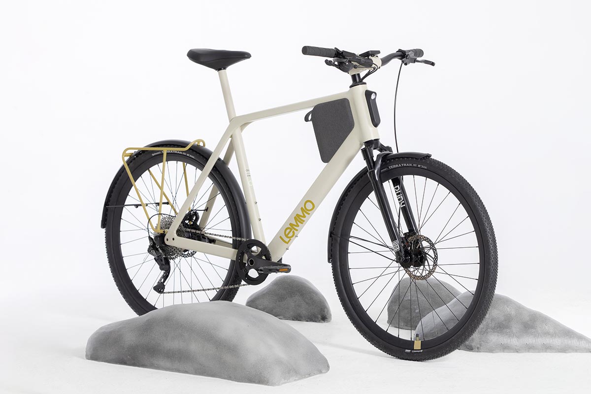 Productshot E-Bike, Steine auf dem Untergrund schemenhaft dargestellt