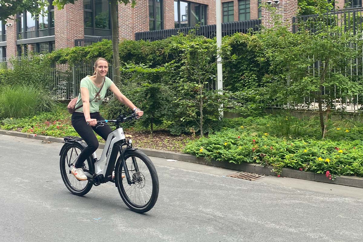 Frau fährt mit einem E-Bike
