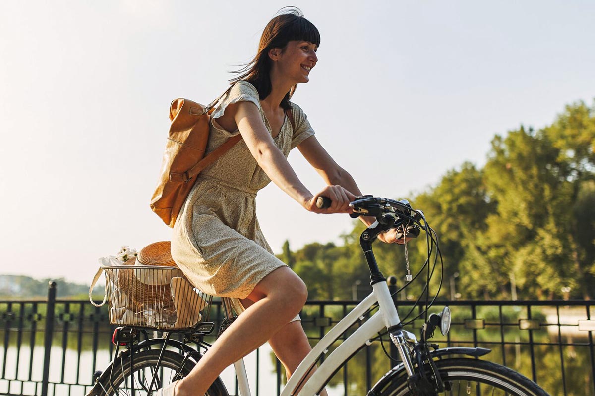 Person auf einem Fahrrad unter freiem Himmel.