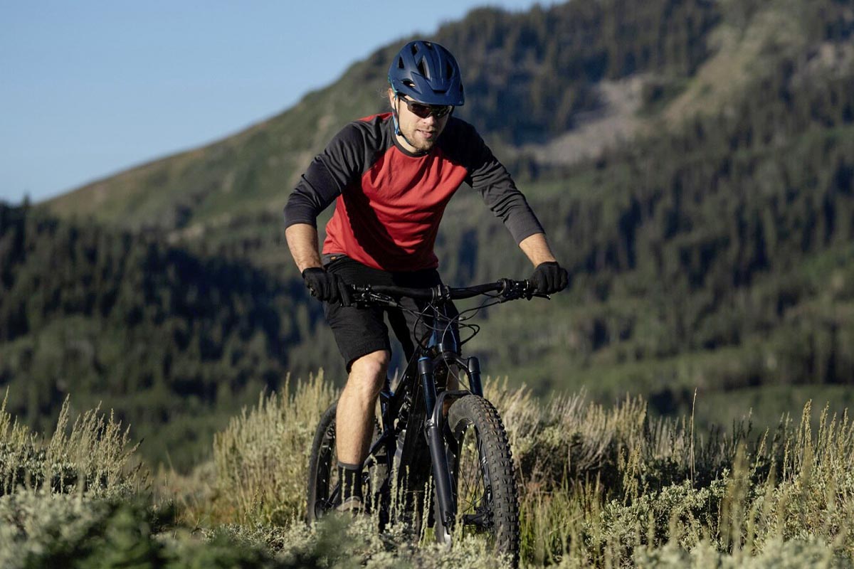 Person auf einem E-Bike in der Natur.