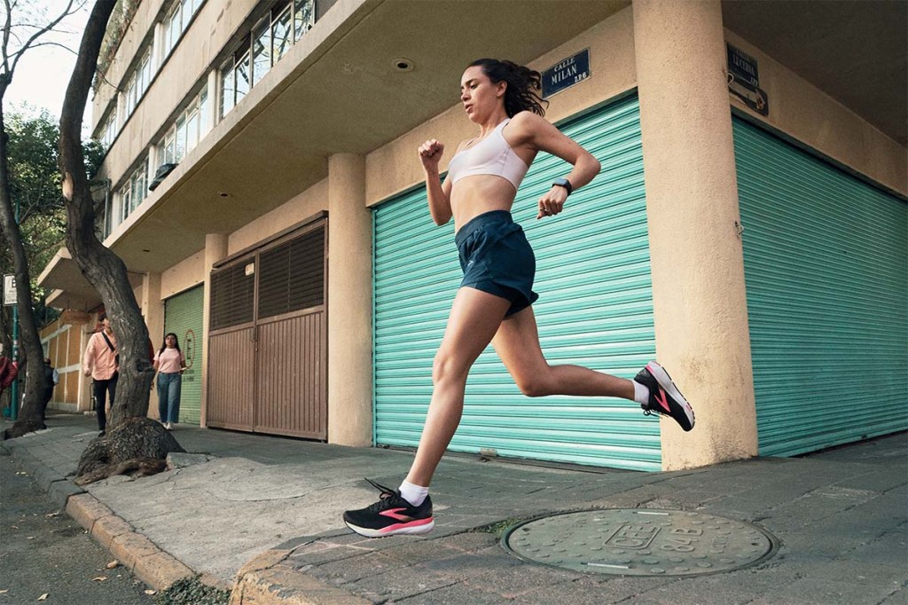 Frau beim Joggen durch die STadt