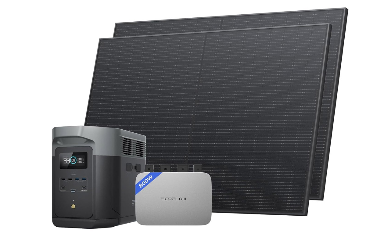 Der EcoFlow Powerstream Wechselrichter mit einer Speicher-Powerstation und zwei starren Solarpanels vor weißem Hintergrund.