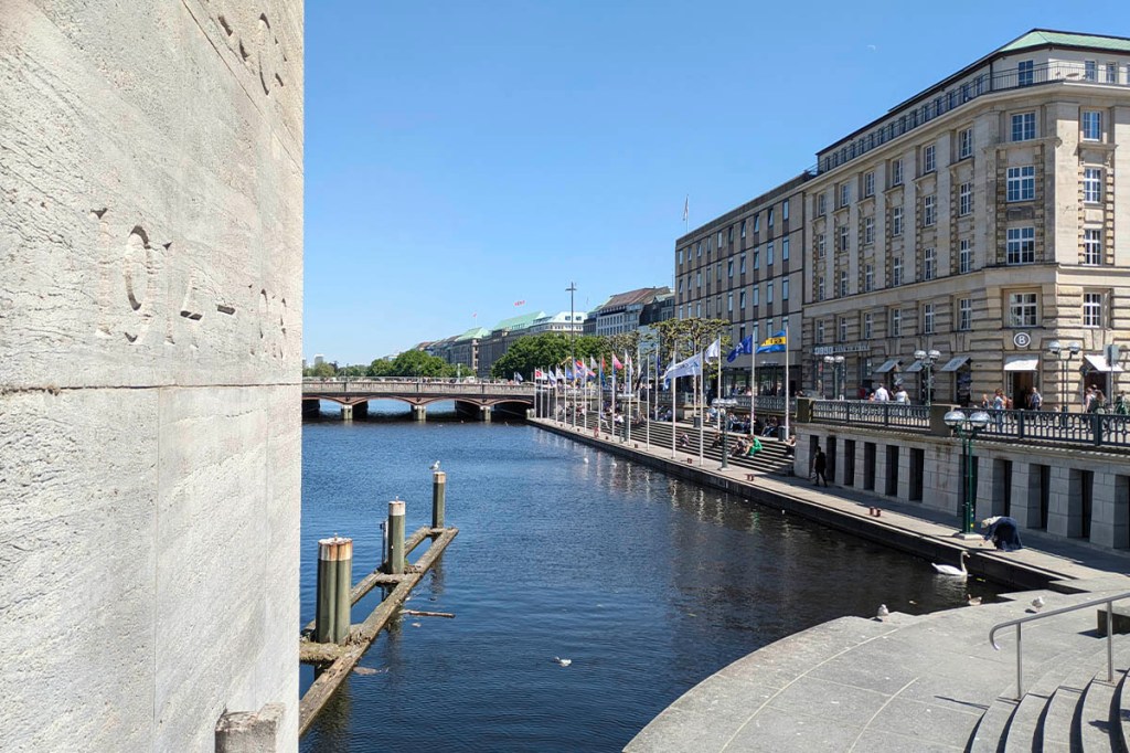 Bild eines Fleets in der Hamburger Innenstadt zwischen Rathausmarkt und Binnenalster.