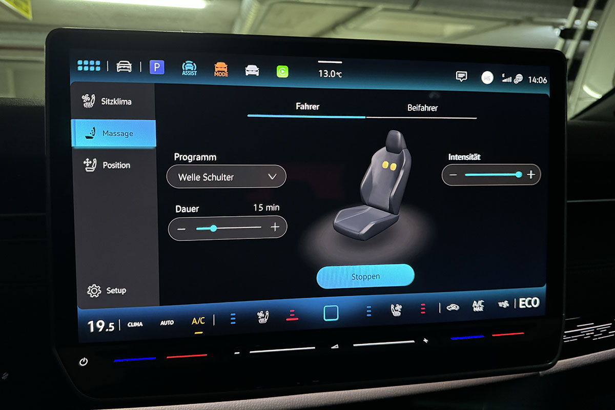 Detailaufnahme des Infotainment-Displays im VW ID.7 mit Anzeige der Massage-Funktion für die Vordersitze.