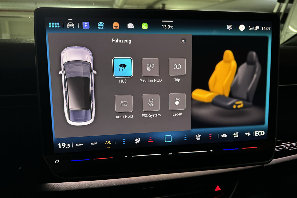 Detailaufnahme des Infotainment-Displays im VW ID.7 mit Anzeige für die Einstellung des Head-Up-Displays.