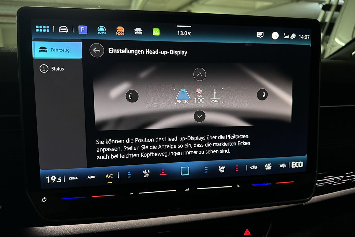 Detailaufnahme des Infotainment-Displays im VW ID.7 mit Anzeige für die Einstellung des Head-Up-Displays.