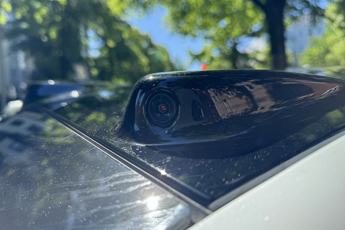 Detailaufnahme Außen-Kamera auf dem Dach des E-Autos Nio ET5 Touring.