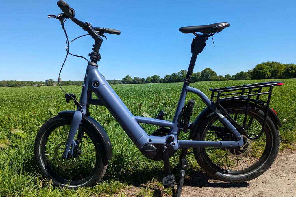 Fahrrad vor einer Wiese stehend