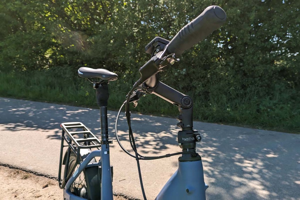 Fahrrad im Anschnitt, dessen Lenker um 90 Grad gedreht ist