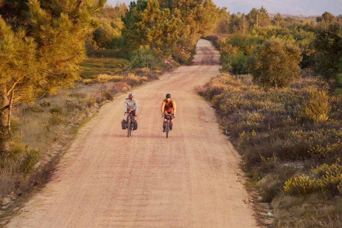 zwei Radreisende auf einem einsamen Schotterweg in der Natur