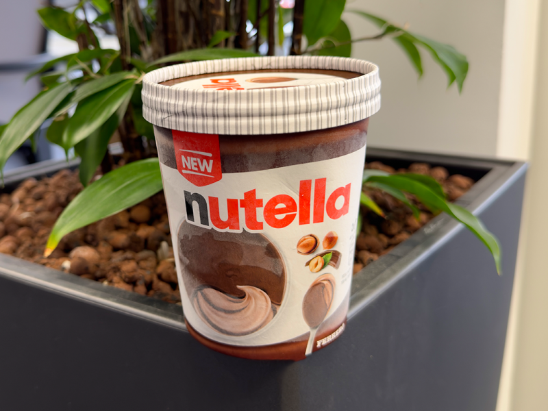 Das Nutella-Eis steht auf einem Tisch.