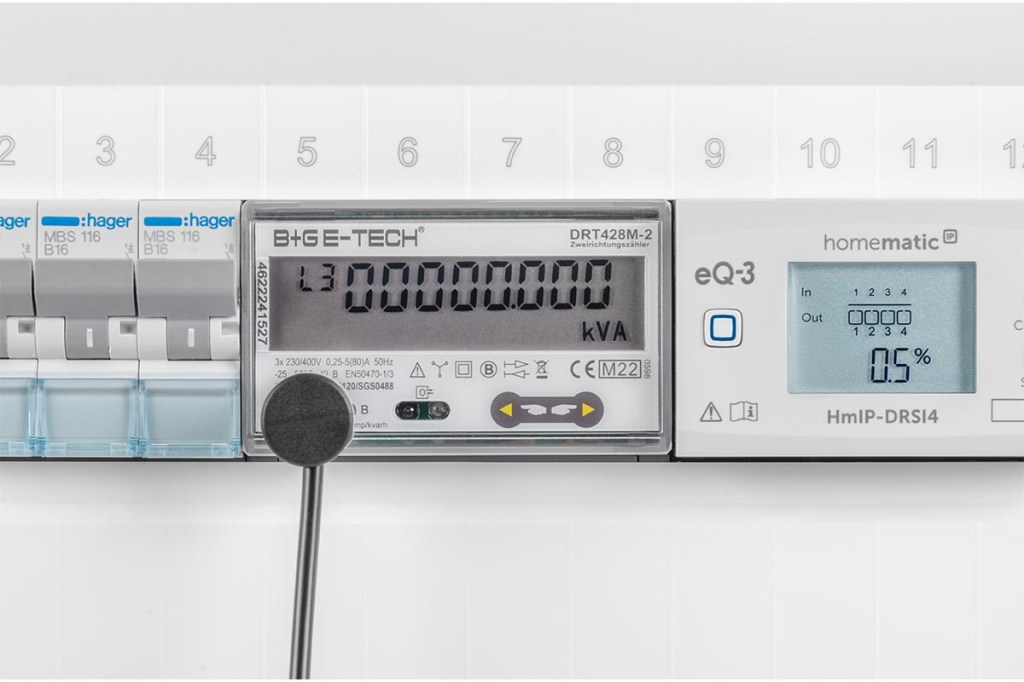 Eine Homematic IP Energieschnittstelle Strom am digitalen Stromzähler angeschlossen.