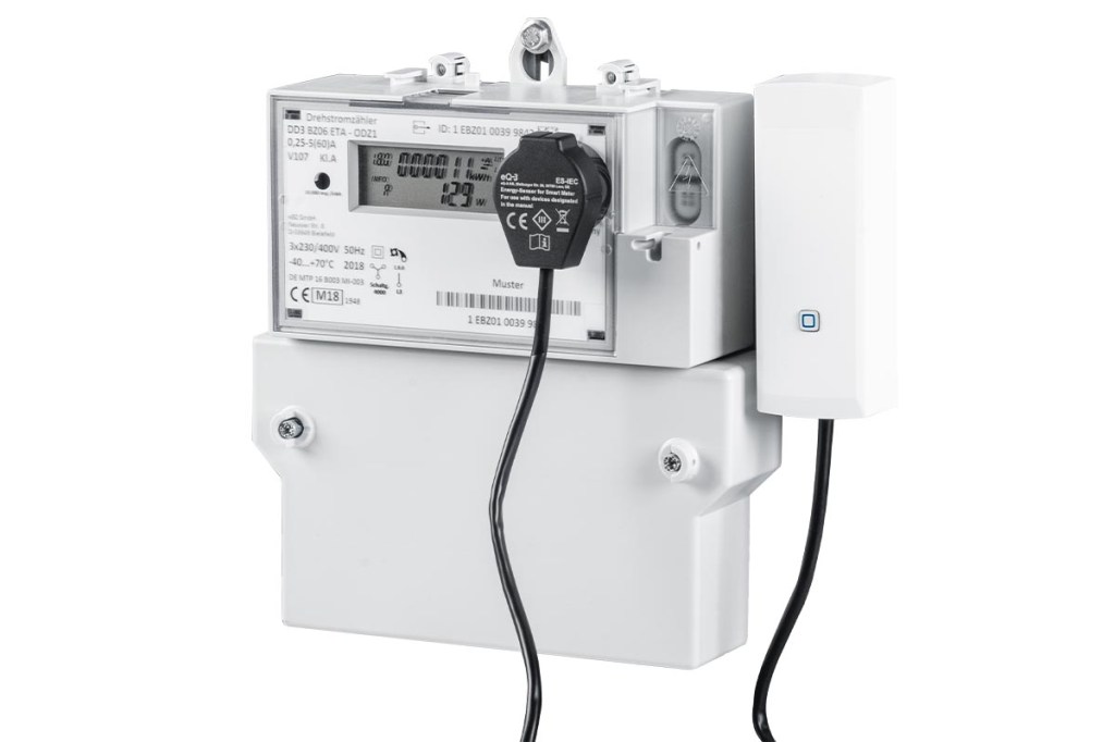 Eine Homematic IP Energieschnittstelle Strom am Smart Meter Stromzähler angeschlossen.