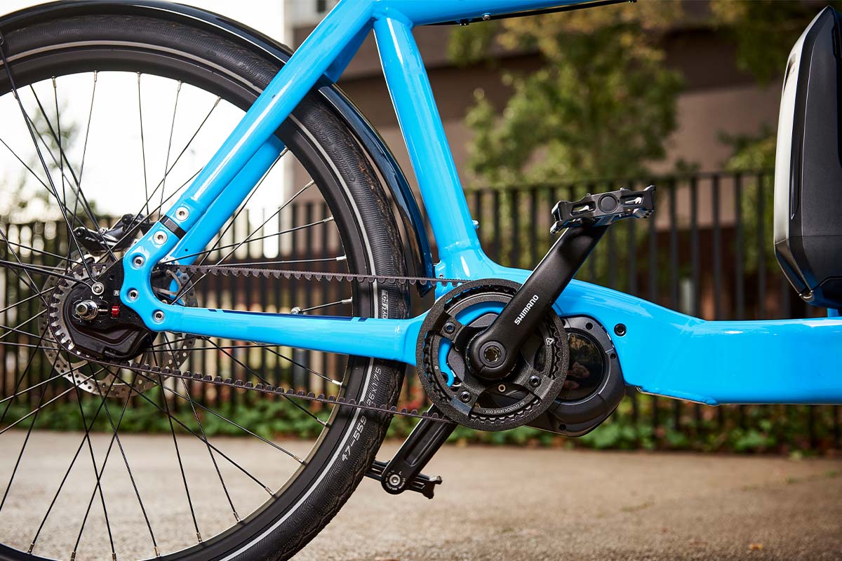 Nahaufnahme Antrieb E-Bike mit blauem Rahmen