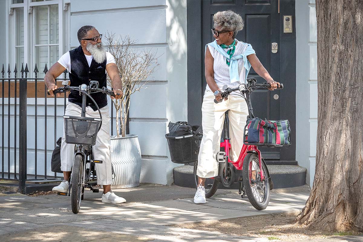 Zwei Personen auf ihren Kompakt-E-Bike, lächeln sich an