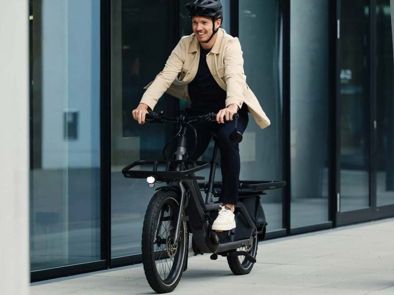 Julian Nagelsmann fährt auf einem kompakten Cargo-E-Bike