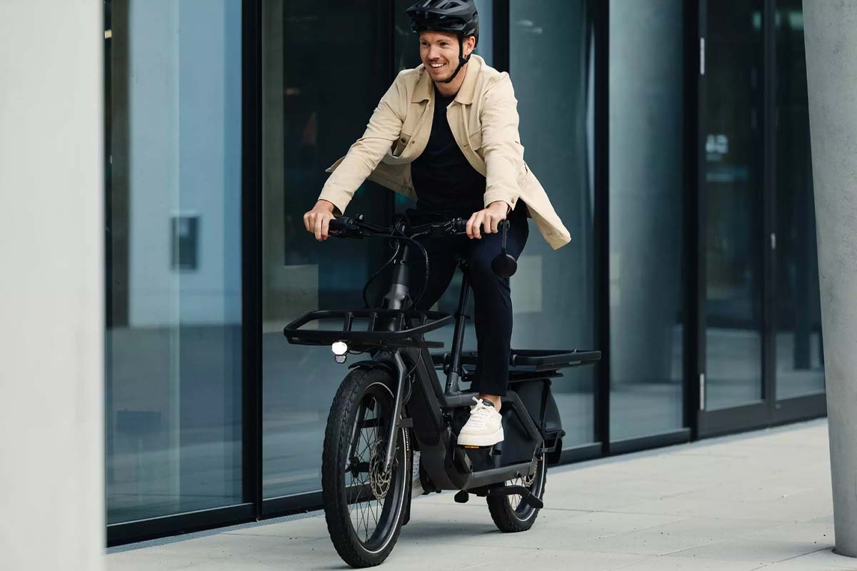 Julian Nagelsmann fährt auf einem kompakten Cargo-E-Bike