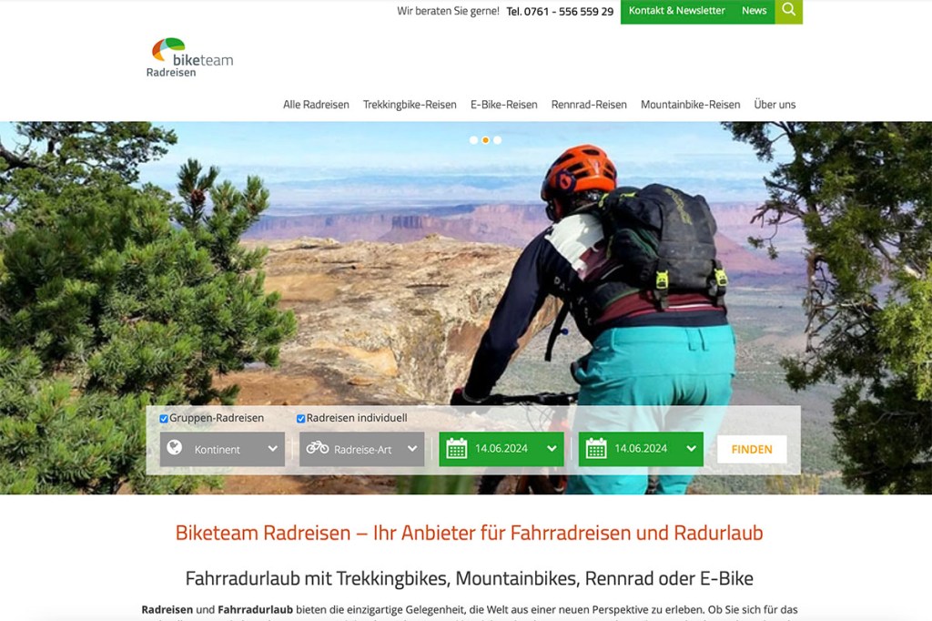 Screenshot der Startseite vom Radreise-Anbieter Biketeam-Radreisen der ein Bild von einem Radfahrerzeigt, der in bergiger Landschaft unterwegs ist.