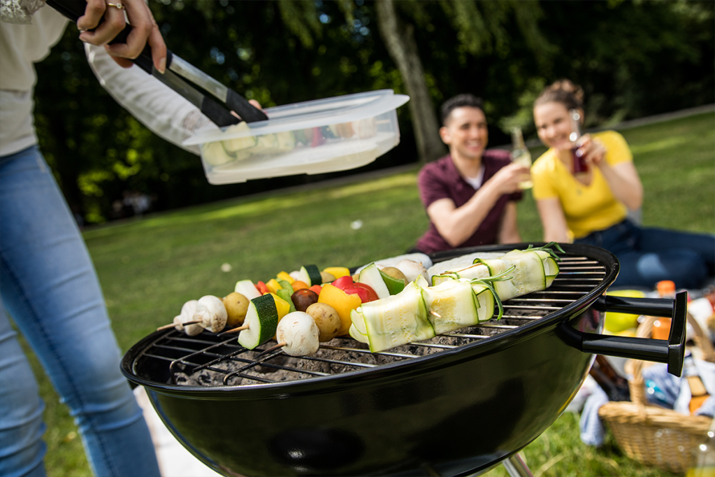 Gemüsespieße sind sehr beliebt auf dem Grill. 