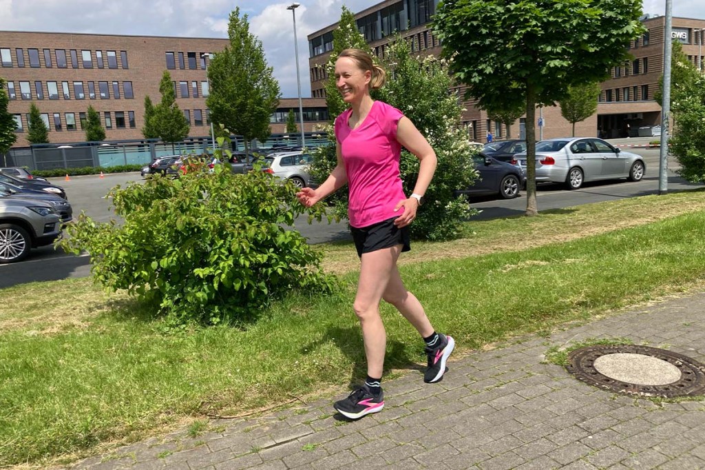 Frau joggt über einen Weg